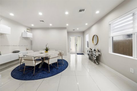 Touwnhouse à vendre à Miami, Floride: 3 chambres, 212.65 m2 № 1389997 - photo 12