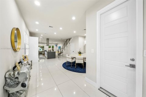 Touwnhouse à vendre à Miami, Floride: 3 chambres, 212.65 m2 № 1389997 - photo 7