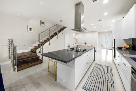 Touwnhouse à vendre à Miami, Floride: 3 chambres, 212.65 m2 № 1389997 - photo 10