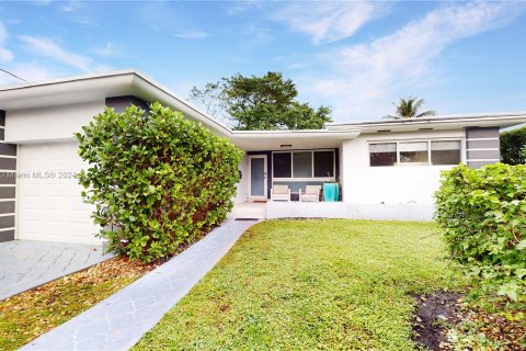 House in Surfside, Florida 3 bedrooms, 176.51 sq.m. № 1028874 - photo 2