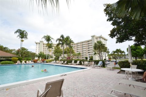 Condo in Pompano Beach, Florida, 2 bedrooms  № 1222405 - photo 1