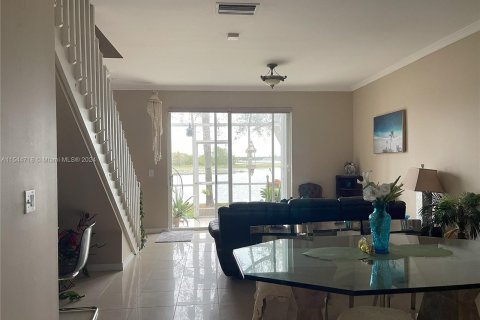 Townhouse in Weston, Florida 2 bedrooms, 105.07 sq.m. № 1047162 - photo 4