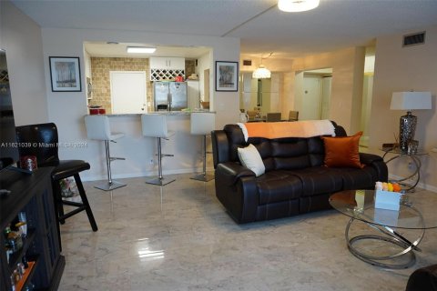 Condo in Hallandale Beach, Florida, 2 bedrooms  № 1241898 - photo 29