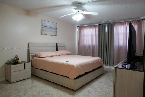 Condo in Hallandale Beach, Florida, 2 bedrooms  № 1241898 - photo 19