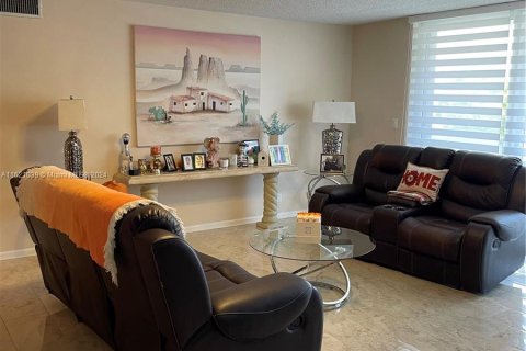 Condo in Hallandale Beach, Florida, 2 bedrooms  № 1241898 - photo 2