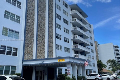 Condo in Hallandale Beach, Florida, 2 bedrooms  № 1241898 - photo 1