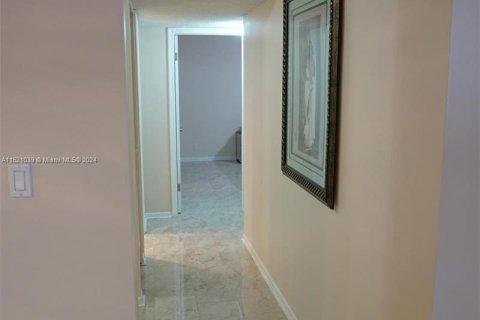 Condo in Hallandale Beach, Florida, 2 bedrooms  № 1241898 - photo 24