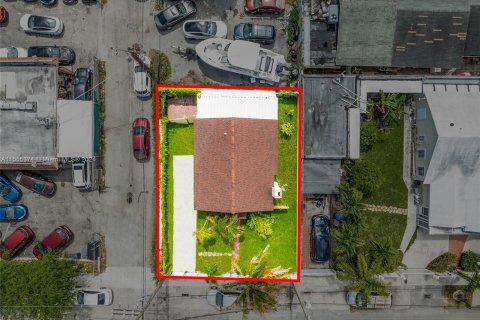 Commercial property in Miami, Florida № 1076436 - photo 1