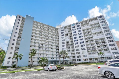 Condominio en venta en Pompano Beach, Florida, 1 dormitorio, 72 m2 № 1348395 - foto 2