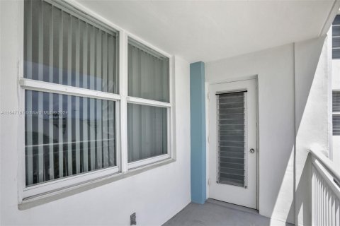 Copropriété à vendre à Pompano Beach, Floride: 1 chambre, 72 m2 № 1348395 - photo 17