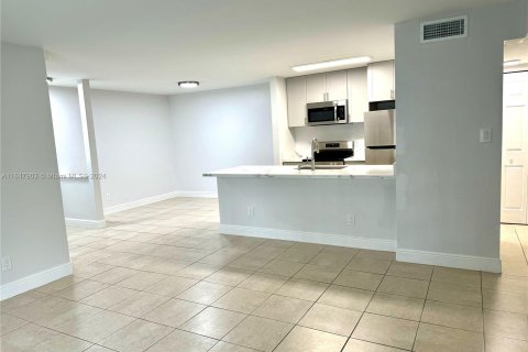 Condo in Miami, Florida, 2 bedrooms  № 1330982 - photo 6