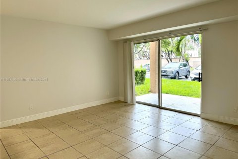 Condo in Miami, Florida, 2 bedrooms  № 1330982 - photo 7