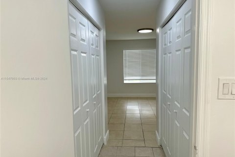 Condo in Miami, Florida, 2 bedrooms  № 1330982 - photo 11