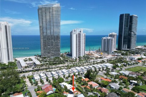 House in Sunny Isles Beach, Florida 5 bedrooms, 182.92 sq.m. № 1281796 - photo 26