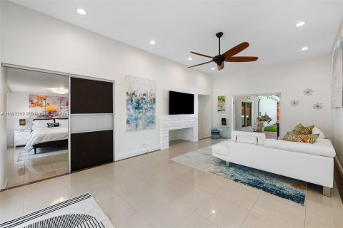 Casa en venta en Sunny Isles Beach, Florida, 5 dormitorios, 182.92 m2 № 1281796 - foto 5