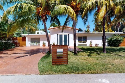 House in Sunny Isles Beach, Florida 5 bedrooms, 182.92 sq.m. № 1281796 - photo 1