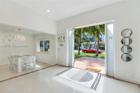 Casa en venta en Sunny Isles Beach, Florida, 5 dormitorios, 182.92 m2 № 1281796 - foto 4