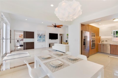 Villa ou maison à vendre à Sunny Isles Beach, Floride: 5 chambres, 182.92 m2 № 1281796 - photo 7