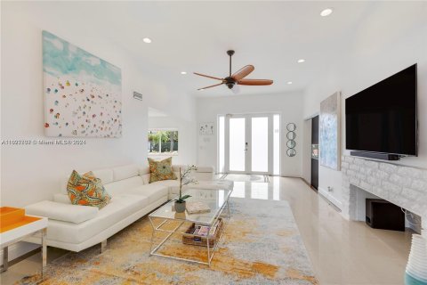 House in Sunny Isles Beach, Florida 5 bedrooms, 182.92 sq.m. № 1281796 - photo 2