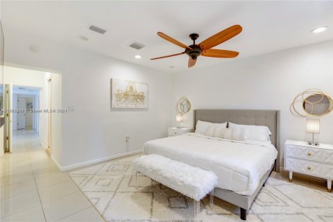 House in Sunny Isles Beach, Florida 5 bedrooms, 182.92 sq.m. № 1281796 - photo 11