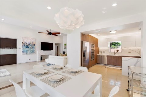 Casa en venta en Sunny Isles Beach, Florida, 5 dormitorios, 182.92 m2 № 1281796 - foto 8