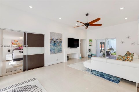 House in Sunny Isles Beach, Florida 5 bedrooms, 182.92 sq.m. № 1281796 - photo 6