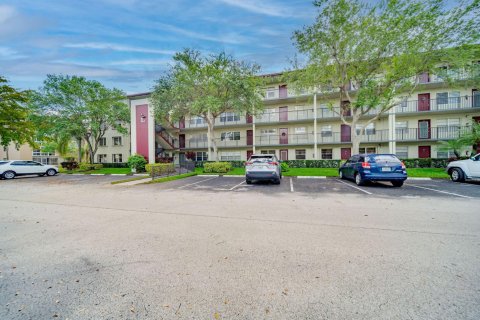 Condo in Hollywood, Florida, 1 bedroom  № 1096426 - photo 25