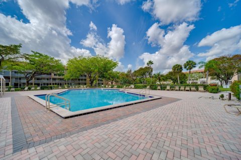 Condo in Hollywood, Florida, 1 bedroom  № 1096426 - photo 1