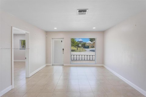 Купить коммерческую недвижимость в Окленд-Парк, Флорида № 1047398 - фото 12