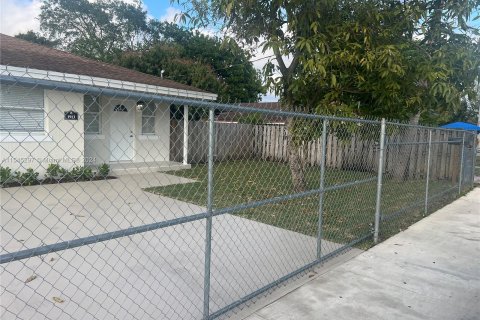 House in Miami Gardens, Florida 3 bedrooms, 111.48 sq.m. № 1049152 - photo 2