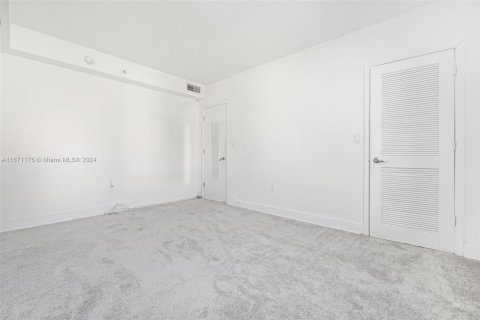 Condo in North Bay Village, Florida, 2 bedrooms  № 1391648 - photo 11