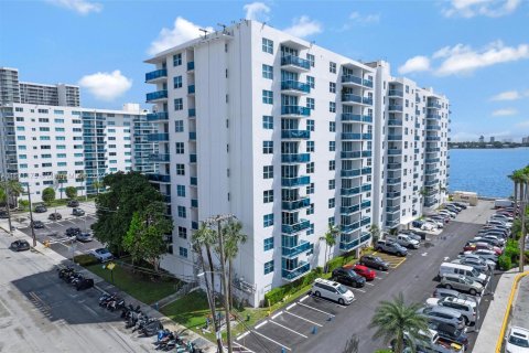 Condominio en venta en North Bay Village, Florida, 2 dormitorios, 102.19 m2 № 1391648 - foto 22