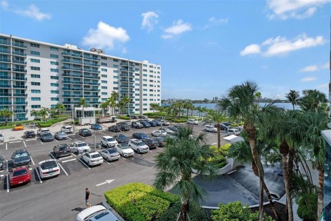 Condominio en venta en North Bay Village, Florida, 2 dormitorios, 102.19 m2 № 1391648 - foto 17