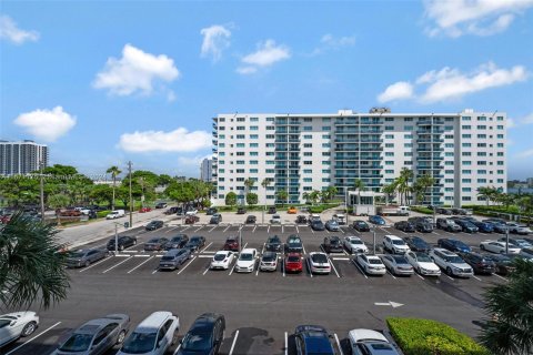 Condominio en venta en North Bay Village, Florida, 2 dormitorios, 102.19 m2 № 1391648 - foto 18