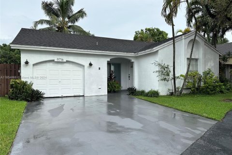 Casa en alquiler en Doral, Florida, 3 dormitorios, 98.85 m2 № 1356798 - foto 1