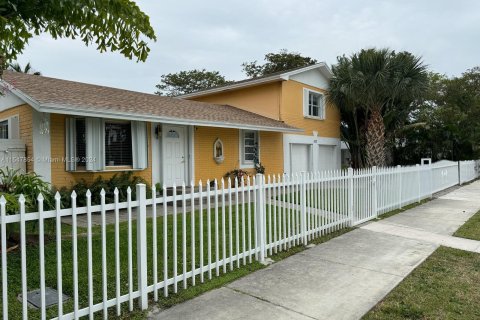 Villa ou maison à vendre à Lake Worth, Floride: 5 chambres, 144.56 m2 № 1057816 - photo 1