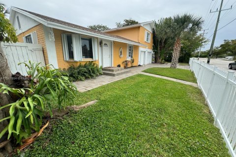 Casa en venta en Lake Worth, Florida, 5 dormitorios, 144.56 m2 № 1057816 - foto 4