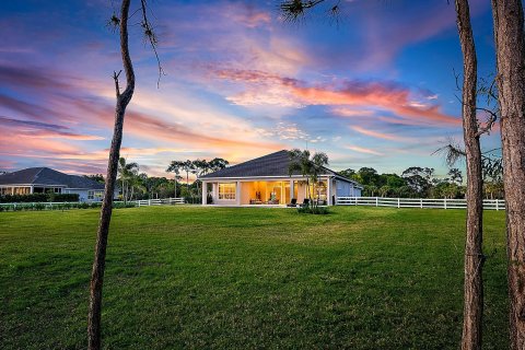 House in Jupiter, Florida 4 bedrooms, 354.98 sq.m. № 1031960 - photo 8