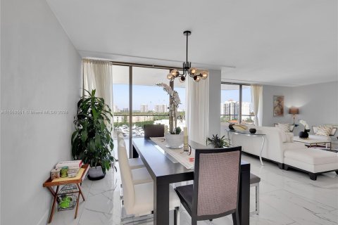 Condominio en venta en Aventura, Florida, 2 dormitorios, 175.31 m2 № 1065170 - foto 18