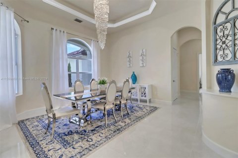 House in Naples, Florida 4 bedrooms, 397.53 sq.m. № 1065208 - photo 8
