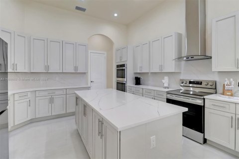 House in Naples, Florida 4 bedrooms, 397.53 sq.m. № 1065208 - photo 16