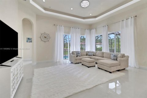 House in Naples, Florida 4 bedrooms, 397.53 sq.m. № 1065208 - photo 12