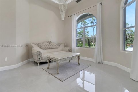 House in Naples, Florida 4 bedrooms, 397.53 sq.m. № 1065208 - photo 25