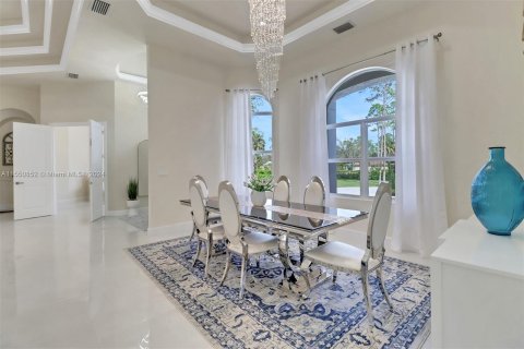 House in Naples, Florida 4 bedrooms, 397.53 sq.m. № 1065208 - photo 9