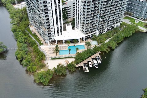 Condominio en venta en North Miami Beach, Florida, 3 dormitorios, 144.56 m2 № 1028888 - foto 1