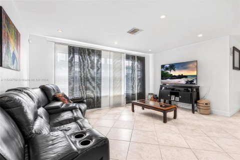 Casa en venta en North Miami Beach, Florida, 3 dormitorios, 152.27 m2 № 1065111 - foto 5