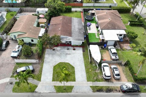 Купить виллу или дом в Норт-Майами-Бич, Флорида 3 спальни, 152.27м2, № 1065111 - фото 25