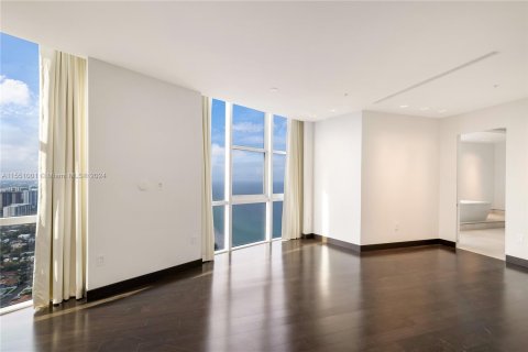 Condominio en venta en Sunny Isles Beach, Florida, 6 dormitorios, 532.05 m2 № 1071796 - foto 20