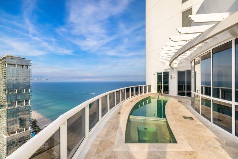 Condo in Sunny Isles Beach, Florida, 6 bedrooms  № 1071796 - photo 14