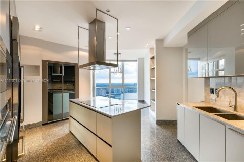 Condominio en venta en Sunny Isles Beach, Florida, 6 dormitorios, 532.05 m2 № 1071796 - foto 9